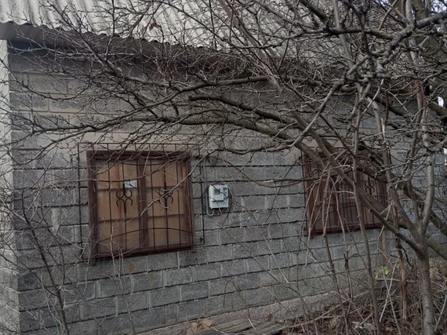 Фото: Продам дом, районе Кировских ставков, ул.Днепровская. Добротная постройка из шлакоблока, с мансардой, новая крыша, уч-к 