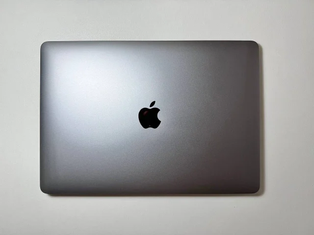 Фото: MacBook M1 256 Space Gray (A2337). Как новый. АКБ 100%. Русская клавиатура. В комплекте кожаный чехол и оригинальная зар