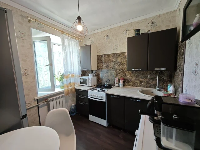 Фото: Продается однокомнатная квартира у моря в Бердянске, в центральной части, на улице Горького, в первой линии от моря 🏖️. 