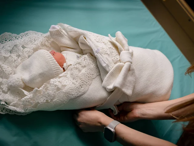 Фото: Продам красивейший конверт на выписку с вязанным комбинезоном шапочкой и нательным бельем за все 3т Макеевка