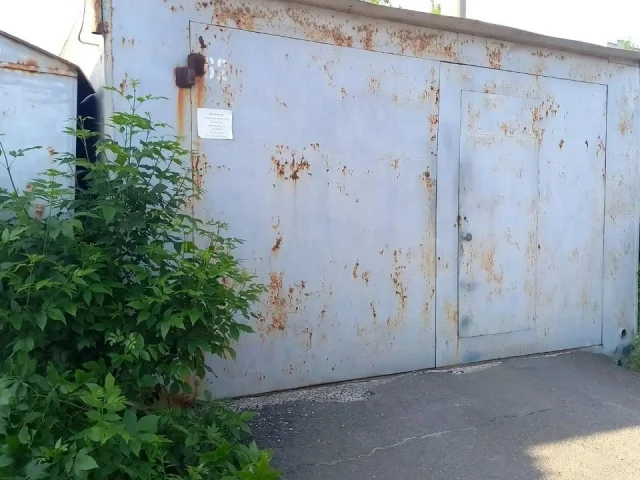 Фото: Продам гараж в автокооперативе <Западный>. Гараж железный, утеплен пенопластом, есть свет. Рядом находится сторожка и ши