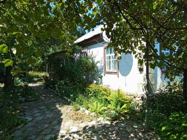 Фото: Продам 3-х комн. дом, ул. Треугольная, 68 кв.м. В хорошем состоянии, печное отопление, все удобства в доме, вода из сква