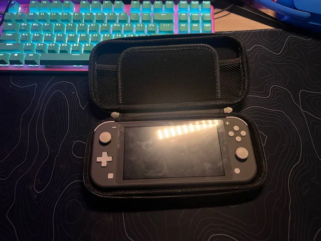 Фото: Продажа личного Nintendo Switch Lite, прошитого с картой памяти на 128 ГБ. Также установлены игры. Обмен не интересен. К