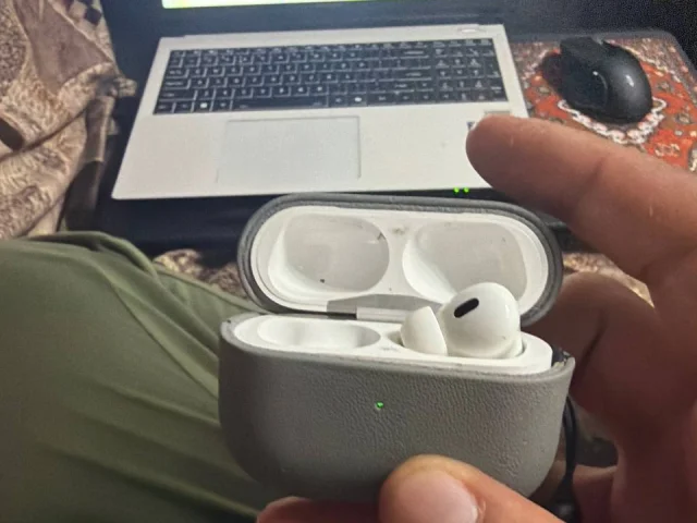Фото: Продам AirPods 2 Pro (без комплекта, без левого наушника), оригинал любые проверки