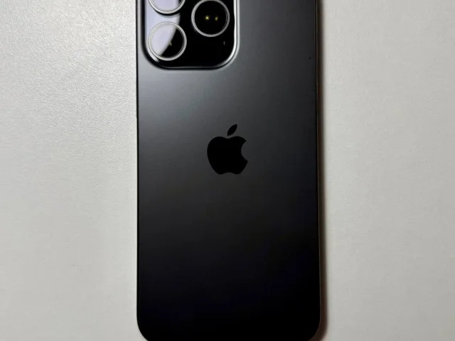 Фото: iPhone 15 Pro Max 256 GB Black Titanium SIM-eSIM. В хорошем состоянии. АКБ 87%. В комплекте кабель и чехол. Возможен обм