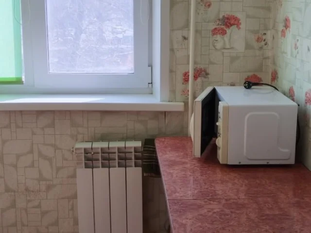 Фото: Сдается 1-комнатная квартира по адресу: Донецк, ул. Ревякина, 28., 3 этаж из 5. 1 минута. 🏢⏱️