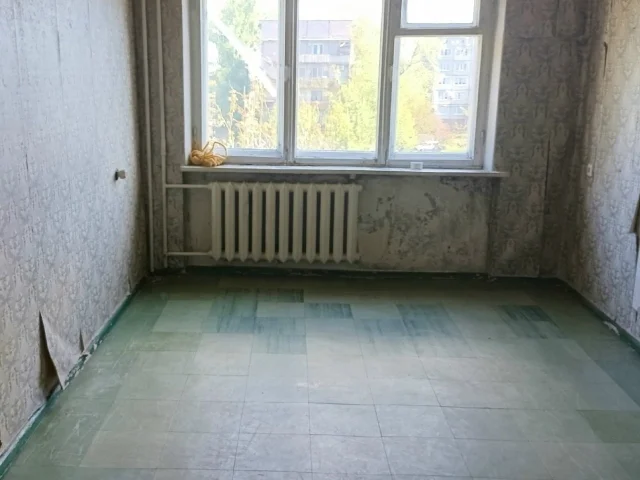 Фото: Продам 3-х комнатную квартиру, ул. 40 лет Украины 7, 3/5, центр Калиновки, под ремонт , окна дерево, зал проходной, спал