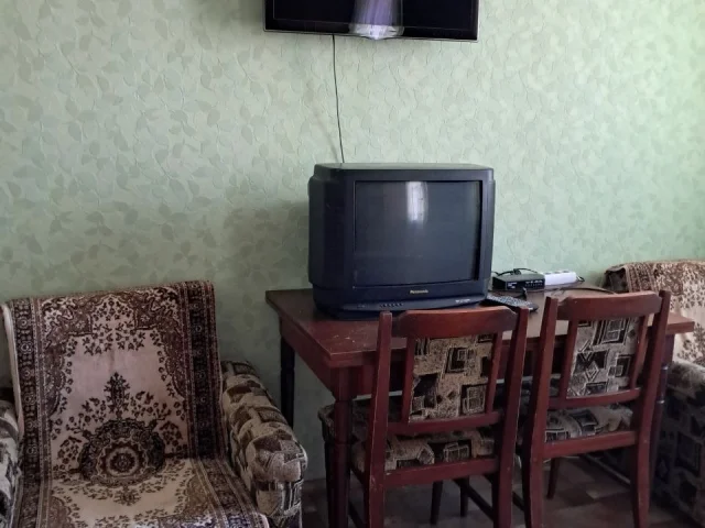 Фото: Продается трёхкомнатная квартира в Центрально - Городском районе возле кинотеатра Шахтер первый этаж двухэтажного дом, к