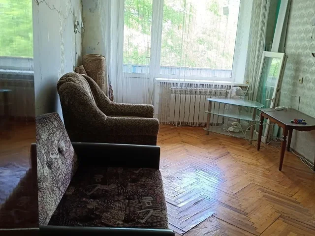 Фото: Сдается 1-к. кв. 17 жмр, 4/5, с мебелью и бытовой техникой, вода без отключений. Цена: 12 000 + ком. услуги + залог + ко