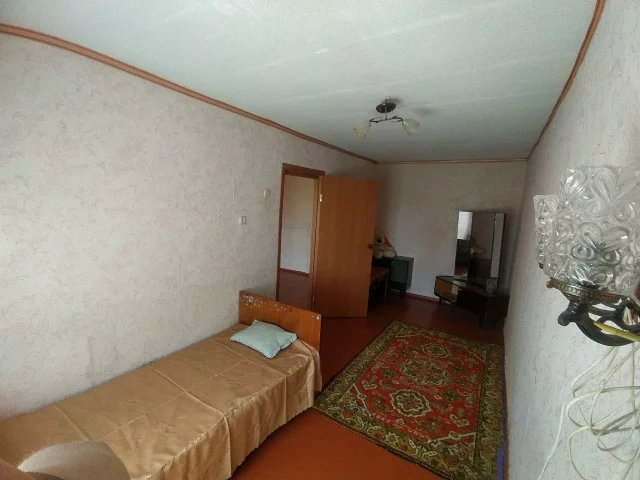 Фото: Продам 2 ком.кв., 43, 2 кв.м., ул. Малыныча 22, 3/3. Квартира не угловая, окна пластик, новая входная дверь, поменяны тр