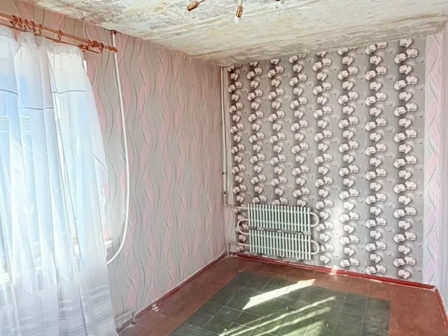Фото: 🔥Цена снижена! Продам 3-х ком.кв-ру, ул. Шапошникова 27, 3/5. Калиновка. Квартира под ремонт. Батареи чугун, окна столяр