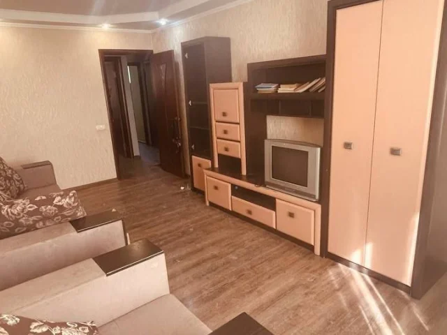 Фото: Аренда!!! Хорошая, светлая 2к.кв. расположена по ул. Зелинского, с мебелью и техникой, ВОДА ВСЕГДА, 3/5. Во дворе школа 