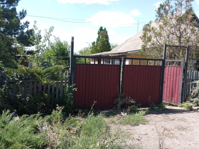 Фото: Продается дом в пгт Ольгинка Волновахский Район от собственника, 4 комнаты +веранда, жилое состояние для комфортного про