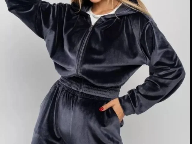 Фото: Продам женские костюмы
