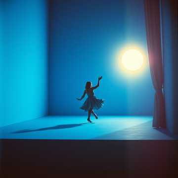 Ты танцуешь одна