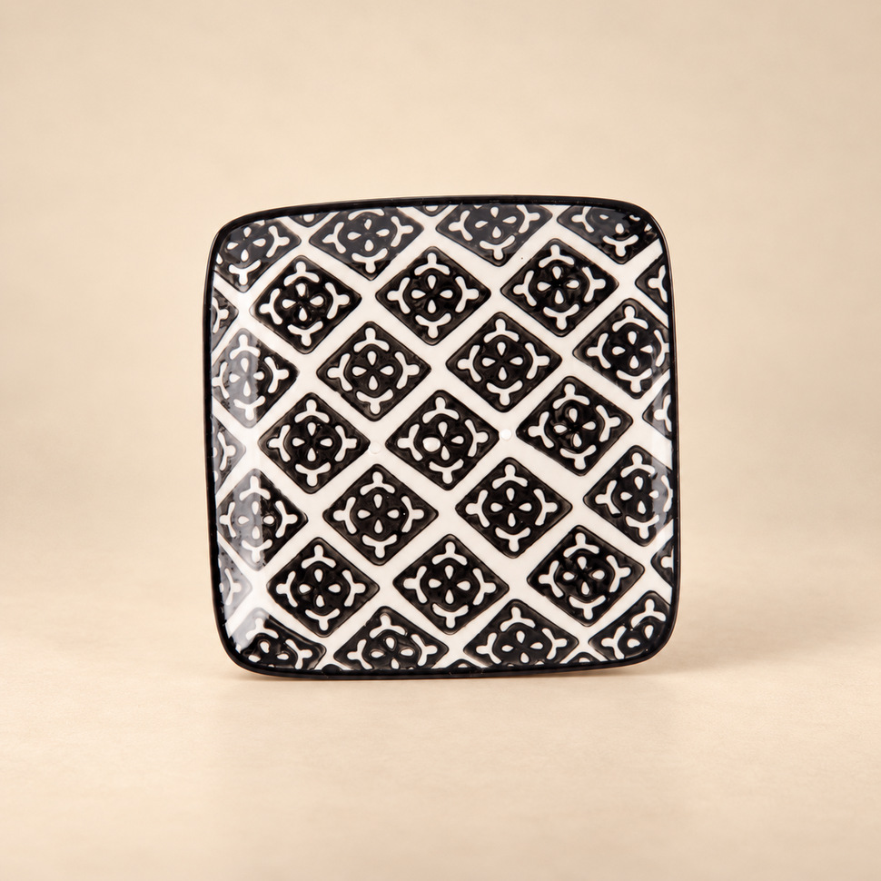 Керамическая квадратная мыльница с черным декором