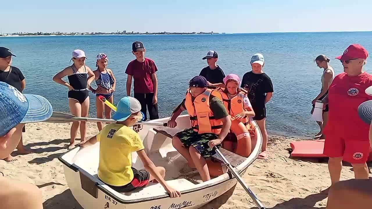 Евпатория: В ДОЛ "Лучистый" прошел увлекательный мастер-класс по спасению утопающего, который…