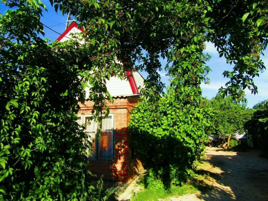 Частный дом С двумя спальнями и крыльцом с садовой мебелью — фото 1