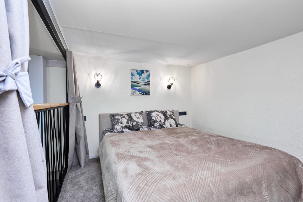 Апартаменты Уютные в центре города со спальней на 2 этаже — фото 1